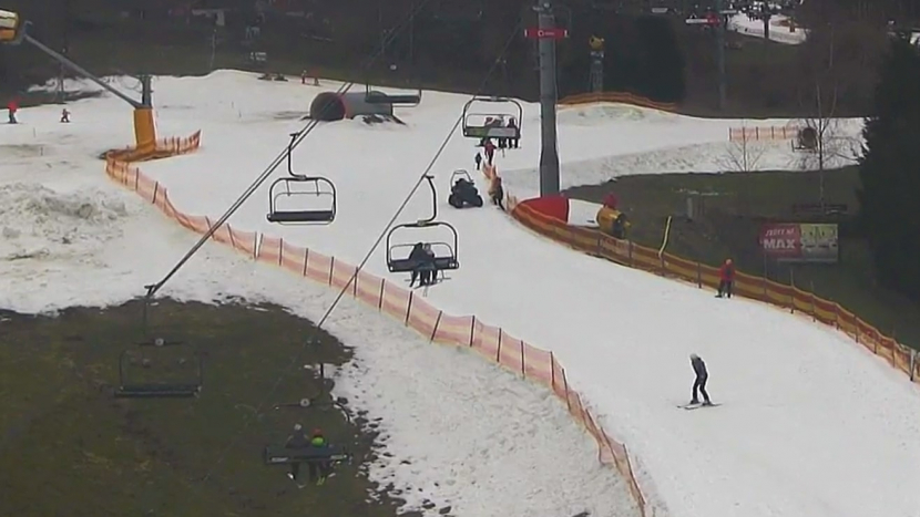 V lyžařském areálu na Monínci se zasekla lanovka, na místě zůstali lidé uvězněni přes hodinu