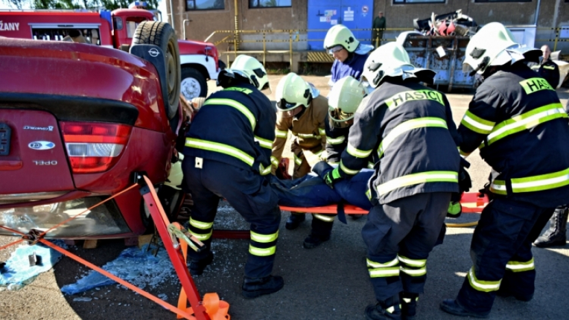 V Litomyšli havarovalo osobní auto, tři lidé uhořeli