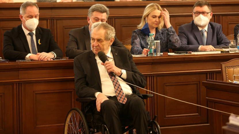 Návštěvu Sněmovny k rozpočtu využil Zeman i ke zdravicím s poslanci