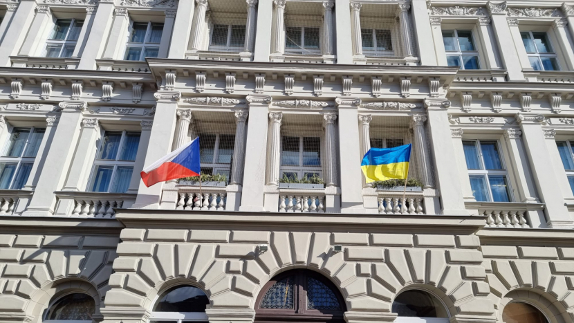 V Příbrami je vyvěšena ukrajinská vlajka na podporu tamnímu lidu