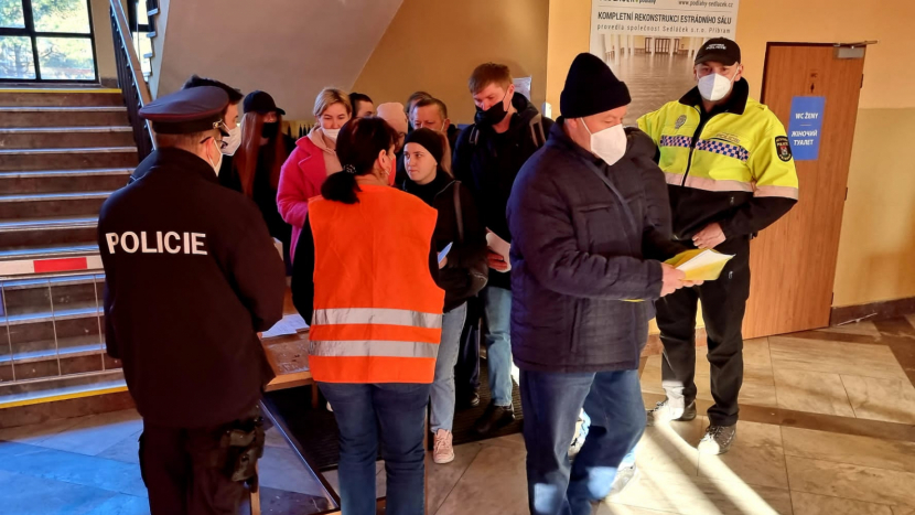 Policie varuje ve videu uprchlíky z Ukrajiny před podvodníky