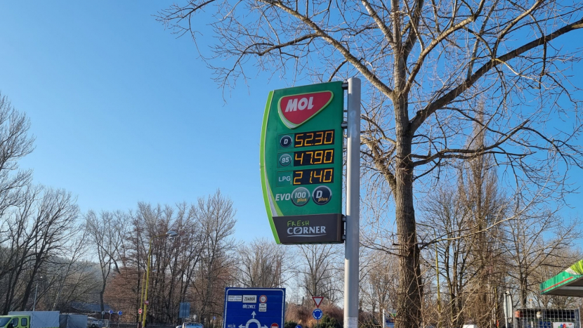 Cena benzinu v pátek poprvé od napadení Ukrajiny nestoupla