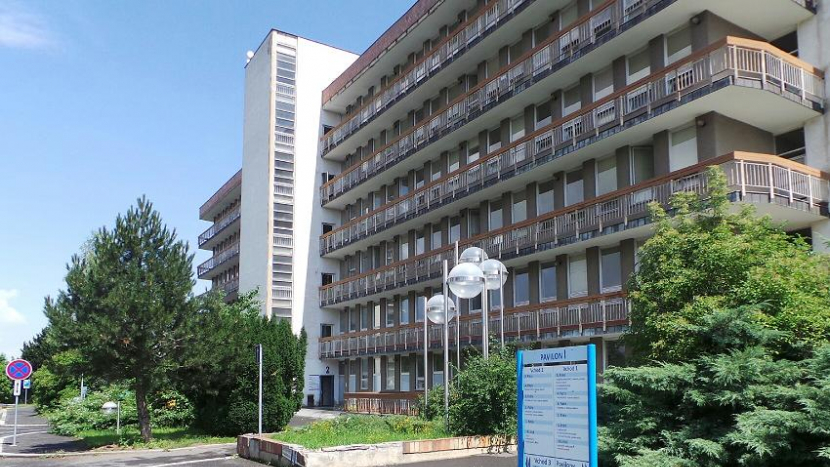 Příbramská nemocnice od zítřka povoluje návštěvy, podmínkou zůstává pouze respirátor