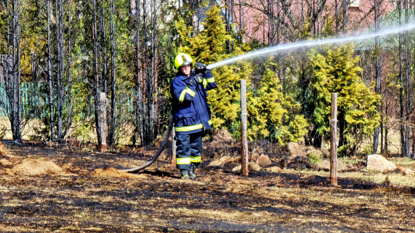V chatové oblasti u Lázu likvidují hasiči požár pole