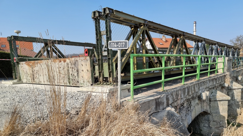 Dělníci v Dobříši osadili mostní provizorium, které nahradí zavřený kamenný most