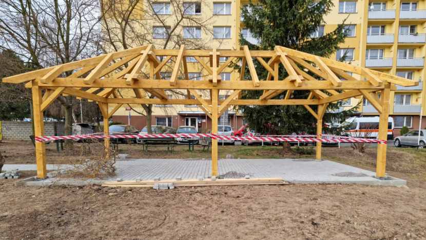 Technické služby dokončují výstavbu altánku u domova s pečovatelskou službou v Brodské ulici