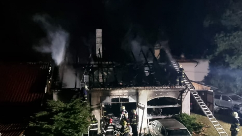 Při nočním požáru v Chyňavě byl vyhlášen druhý stupeň poplachu