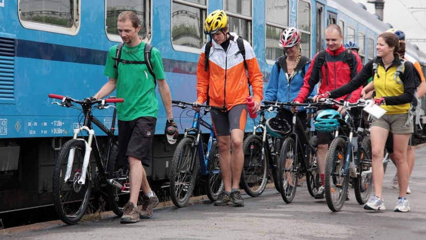Vlak Cyklo Brdy svezl první turisty letošní sezóny