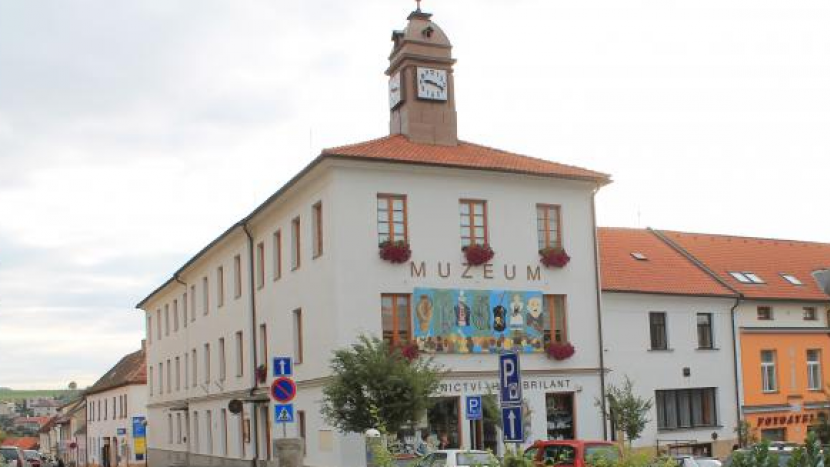 Věžní hodiny na sedlčanském muzeu stojí. Stroj má v dílně firma, která opravovala i Staroměstský orloj