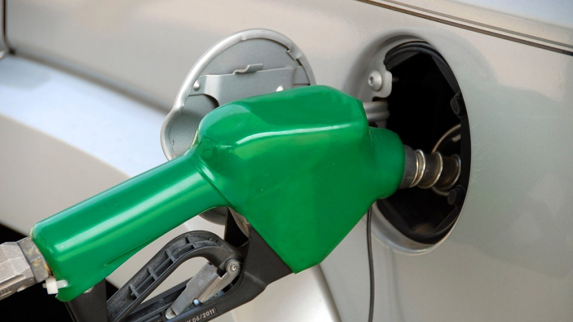 Vláda schválila snížení spotřební daně na naftu a benzin, chce omezit marže