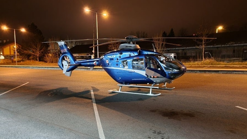 Pro vážně zraněného muže přistál v Příbrami v noci na neděli vrtulník