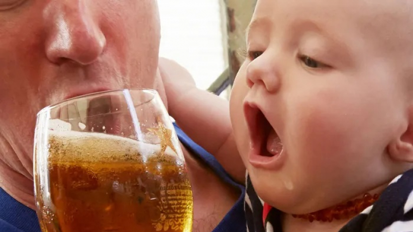 Nová kampaň upozorňuje na rizika podávání alkoholu i nealko piv dětem