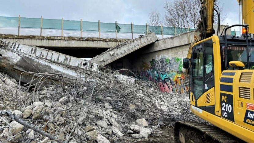 Fotogalerie: Stavbaři demolují most na D4 u Staré Hutě
