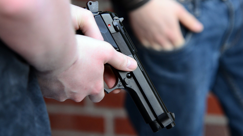 Dva mladíci s pistolí v Brně přepadli prodejnu, prodavačka je vyhodila