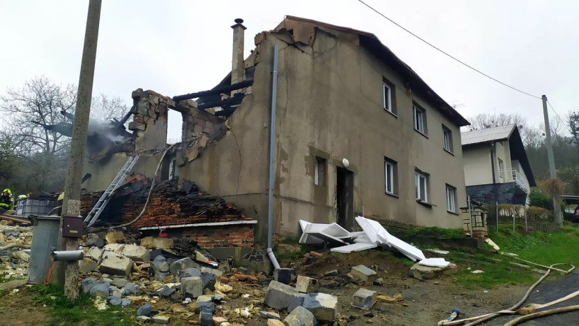 Po výbuchu domu na Vsetínsku byli nalezeni čtyři mrtví lidé, žena a tři děti