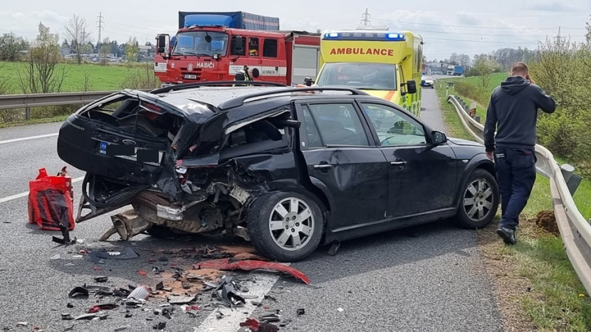 Nehoda tří aut uzavřela silnici na výjezdu z Příbrami, dva zranění