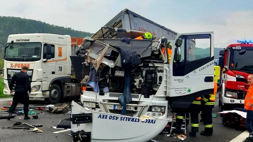 Na D5 před Prahou bourala dvě nákladní auta, spolujezdkyně zemřela