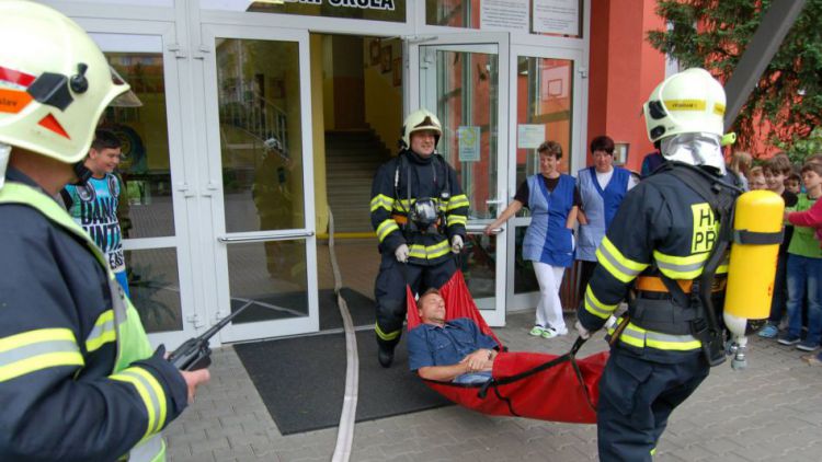 Žáci ze ZŠ Bratří Čapků si vyzkoušeli evakuaci