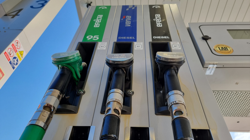 Řidiči tankují paliva dráž než před snížením spotřební daně