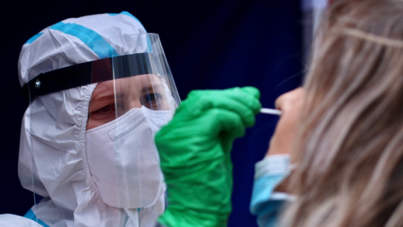 V pátek v ČR přibylo 1300 případů koronaviru, v nemocnici je 216 lidí
