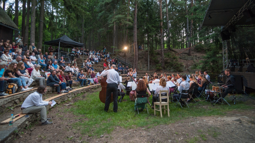 Amfiteátr v brdských lesích je otevřen hudbě a divadlu