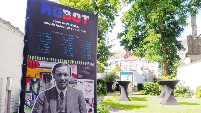 Památník Karla Čapka představil v Bruselu výstavu o českém slovu robot