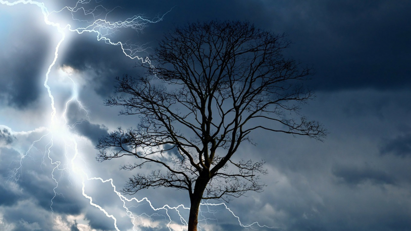 Silné bouřky hrozí až do večera, upozorňují meteorologové