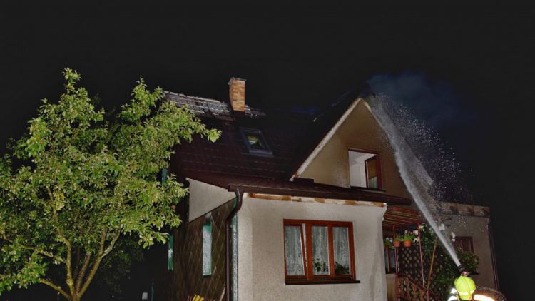 Blesk zapálil střechu domu ve Věšíně, hasiči měli 20 zásahů