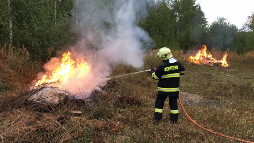 V Čechách nadále hrozí kvůli suchu vznik požárů, na východě se situace zlepšila