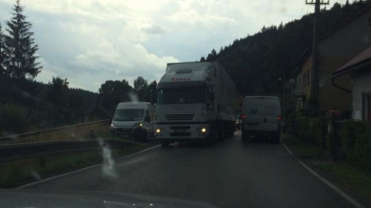 Odstavený kamion blokoval dopravu u Čenkova