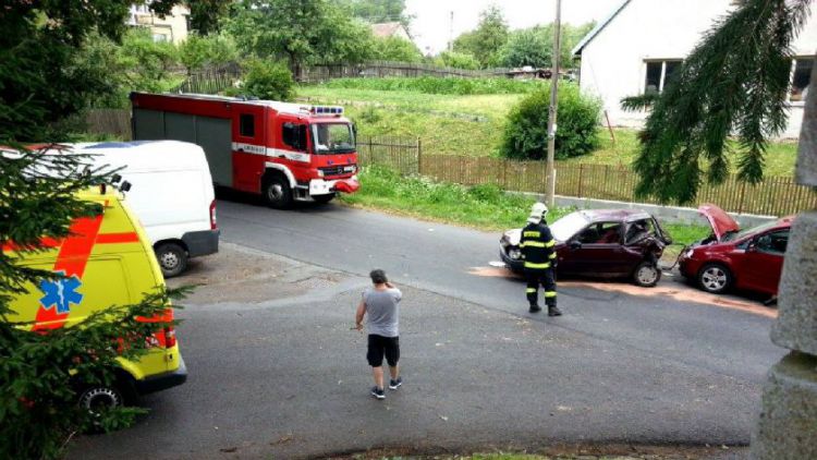 Tři vozy se srazily v Třebsku, jsou hlášena i zranění