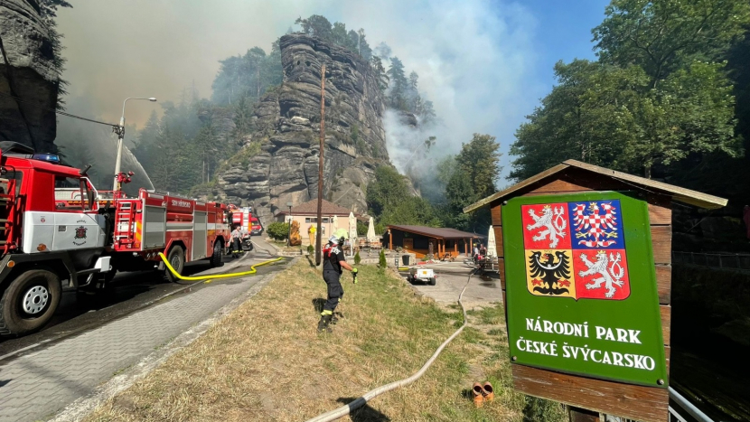 Hašení u Hřenska dnes komplikovalo počasí i úrazy, zranilo se osm hasičů