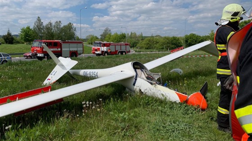 Na Náchodsku spadl větroň, zemřela žákyně pilotního kurzu