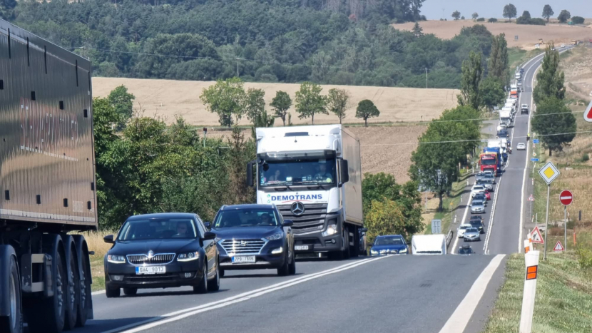 Kvůli nehodě čtyř aut policie uzavřela silnici I/4 u obce Mýšlovice