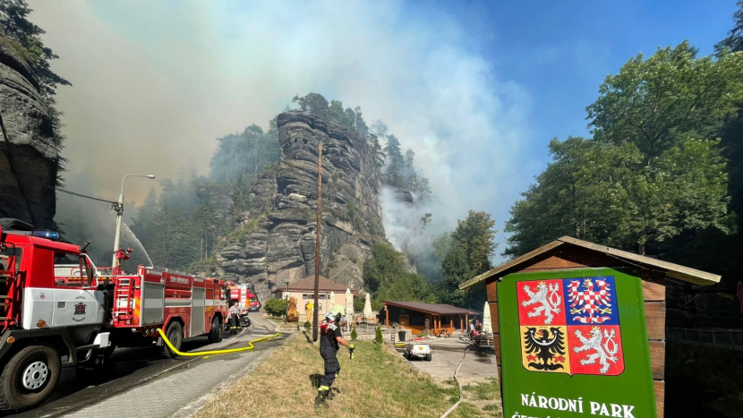 Hasiči by mohli požár v Českém Švýcarsku zcela zlikvidovat do týdne