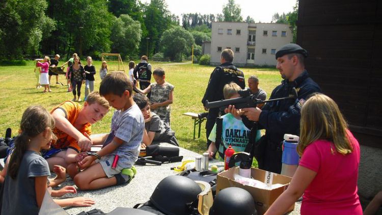 Policisté přednáší na dětských táborech