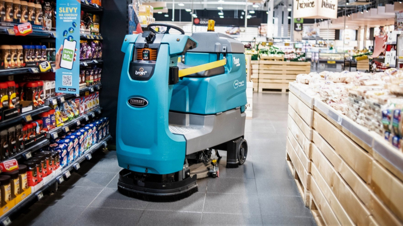 Úklid v příbramském hypermarketu obstará i autonomní robot