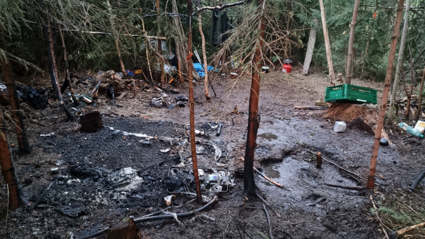 V lese u Příbrami shořel přístřešek pro bezdomovce. Včasným zásahem hasičů nedošlo k větším škodám