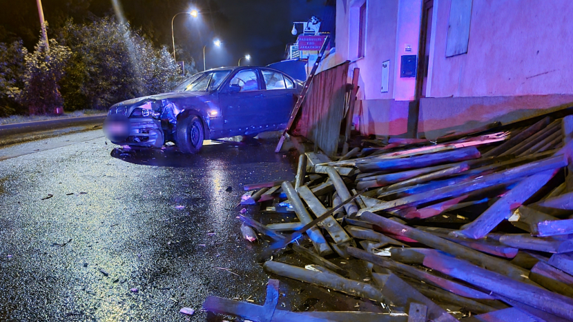 V Březnické ulici řidič BMW zdemoloval oplocení