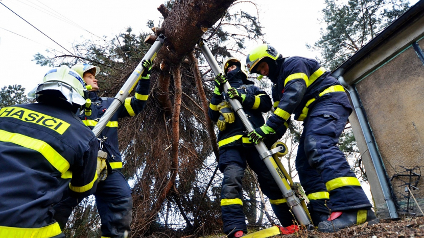 Středočeští hasiči již zasahovali u více než 100 případů souvisejících s bouřkami, nejvíc na Příbramsku