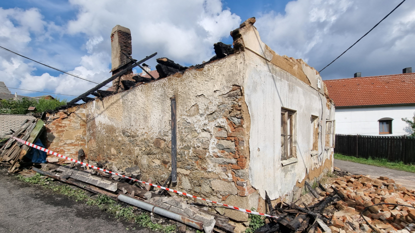 Opuštěná budova v Rožmitále hořela podruhé. Vyšetřovatelé pracují se dvěma verzemi