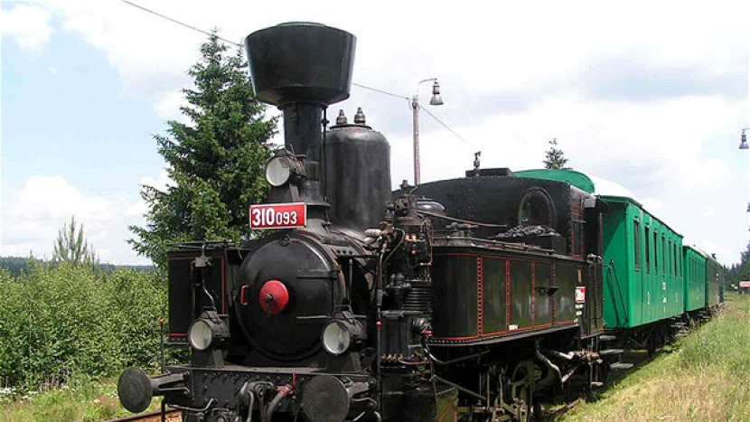 Historické lokomotivy v čele s Kafemlejnkem vyráží na trať
