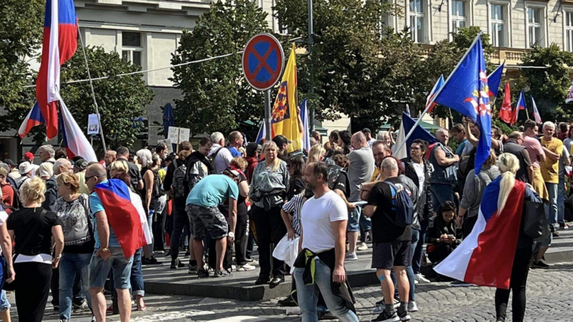 Na tříhodinový protest proti vládě přišlo v Praze asi 70.000 lidí