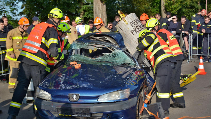 V krajské soutěži ve vyprošťování u dopravních nehod získali dobříšští hasiči druhé místo