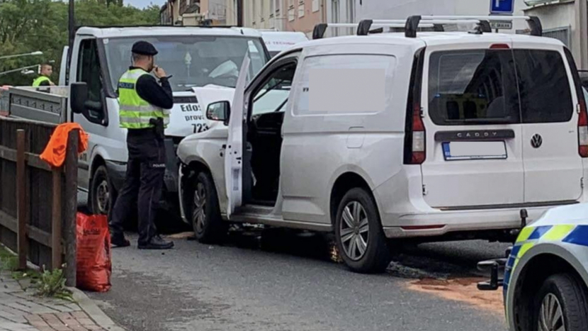 Dopravu v ulici Čs. armády uzavřel čelní střet dvou vozidel