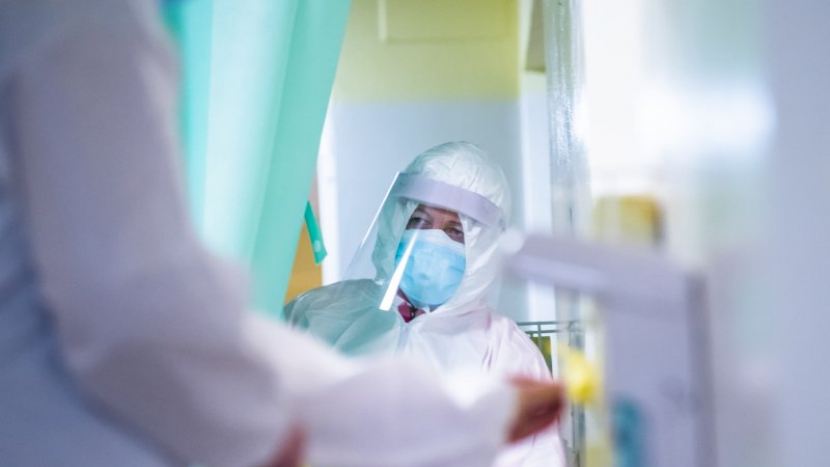 Šíření koronaviru v ČR zrychlilo posedmé za sebou, hospitalizovaných ale ubylo