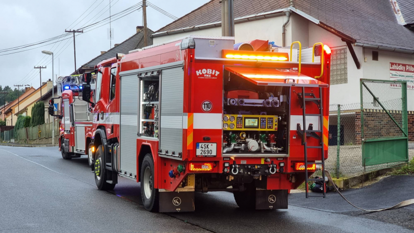 U požáru vzduchotechniky v budově výrobny lahůdek ve Lhotě u Příbramě zasahovaly tři hasičské jednotky