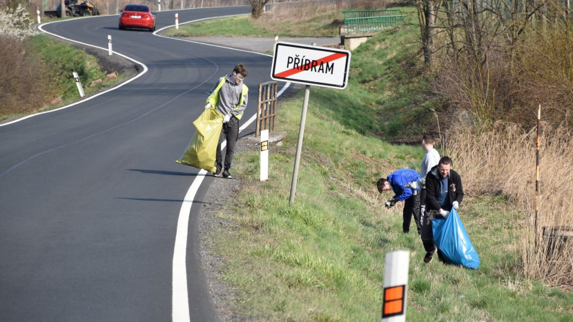 Tisíce lidí dnes v Česku budou sbírat odpadky v přírodě i v ulicích