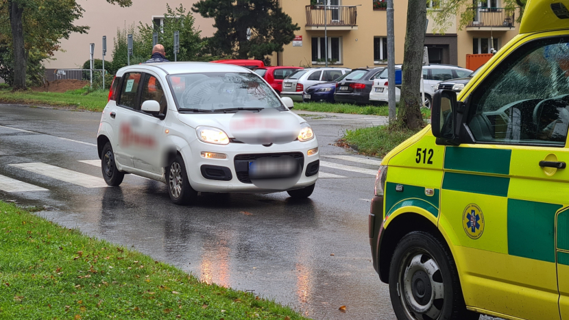 V ulici E. Beneše srazila řidička fiatu na přechodu seniorku a dvě děti