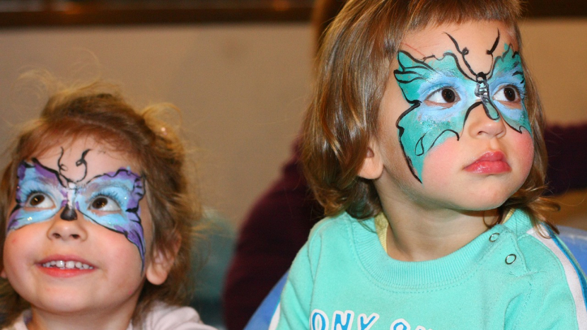 Děti dětem: Charitativní karneval podpoří léčbu nemocného Maxe